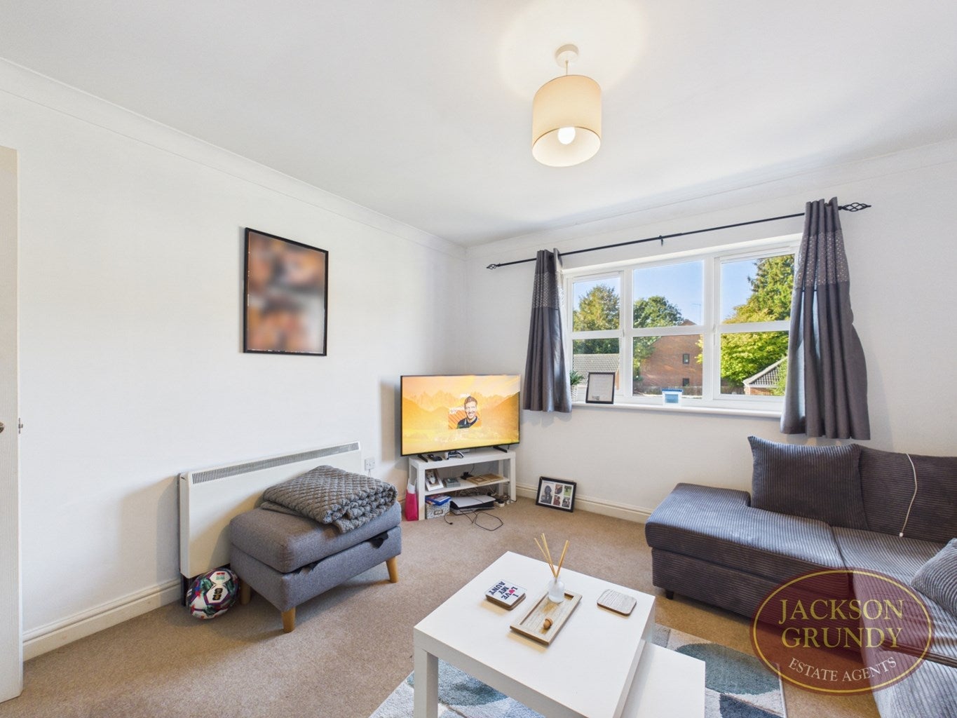 Flat Eton Close in Weedon Bec