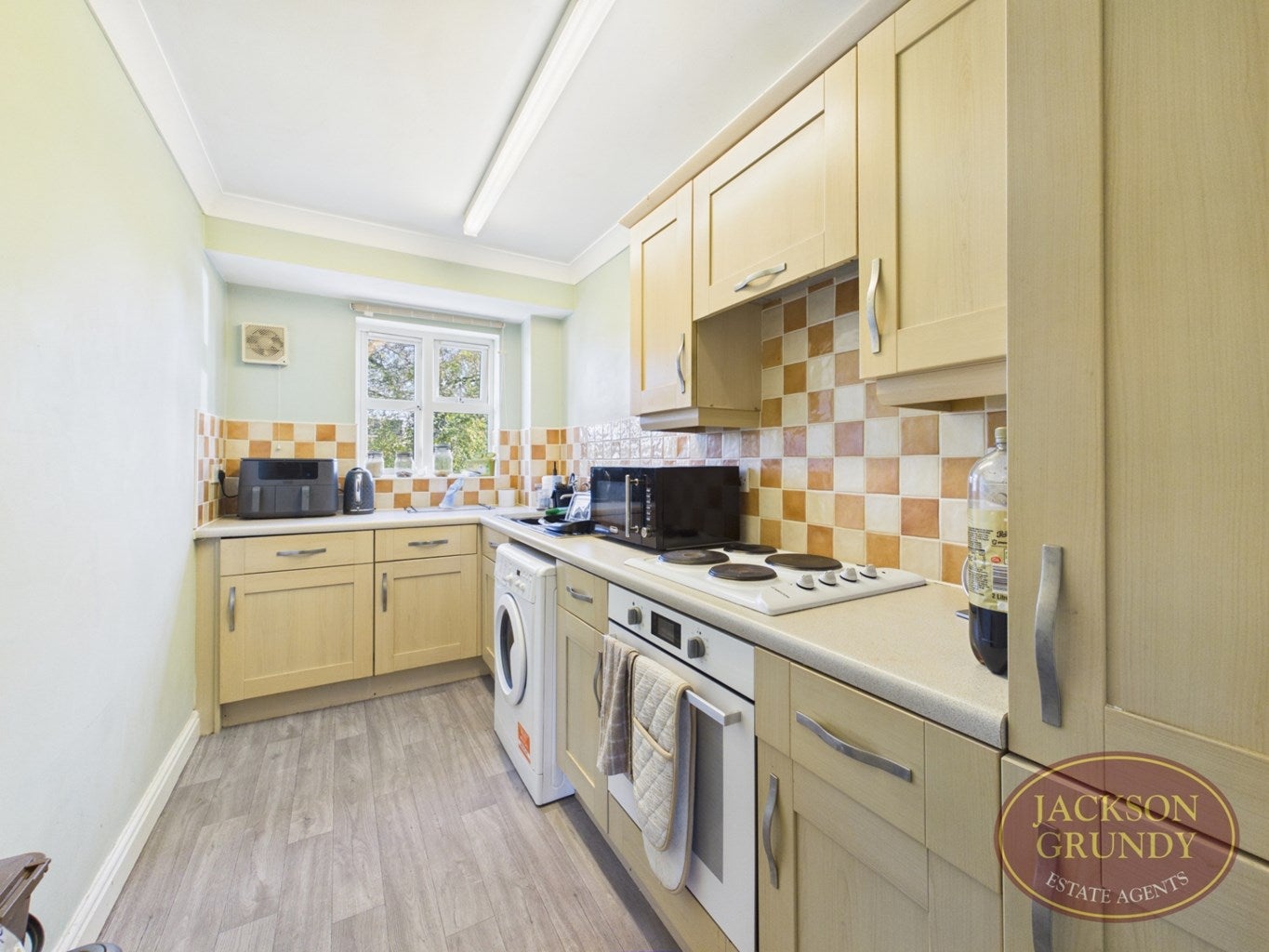 Flat Eton Close in Weedon Bec