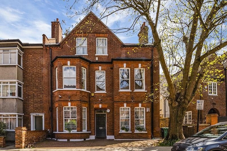 Flat Downside Crescent in Greater London