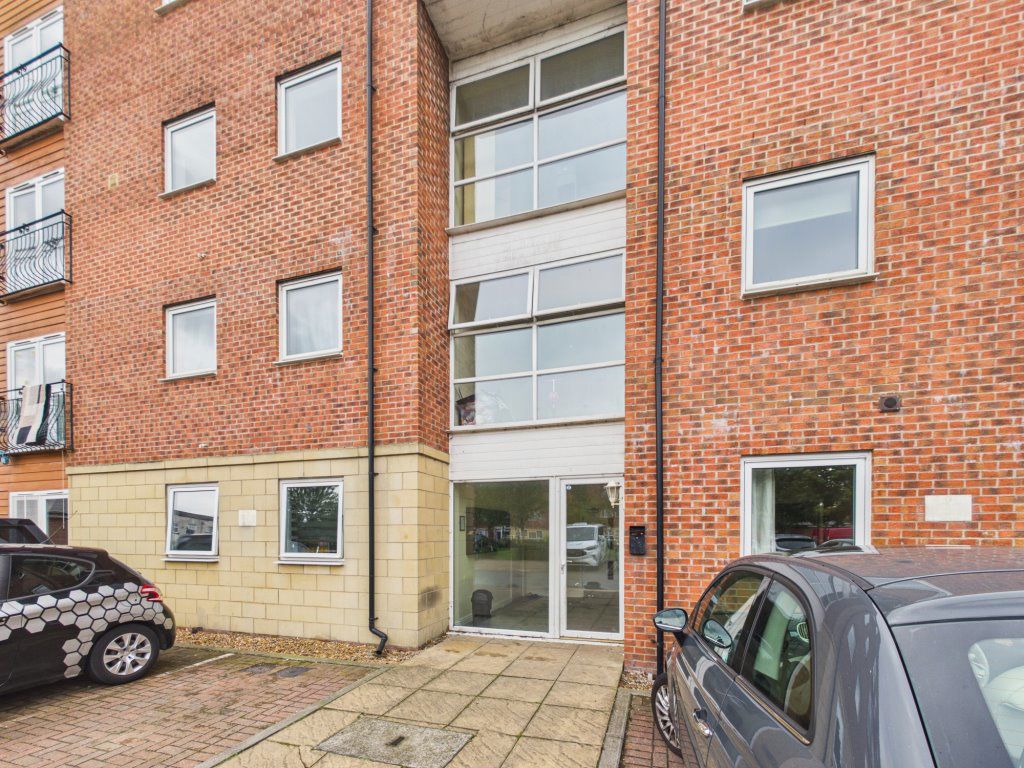 Flat South Terrace in Witham Town