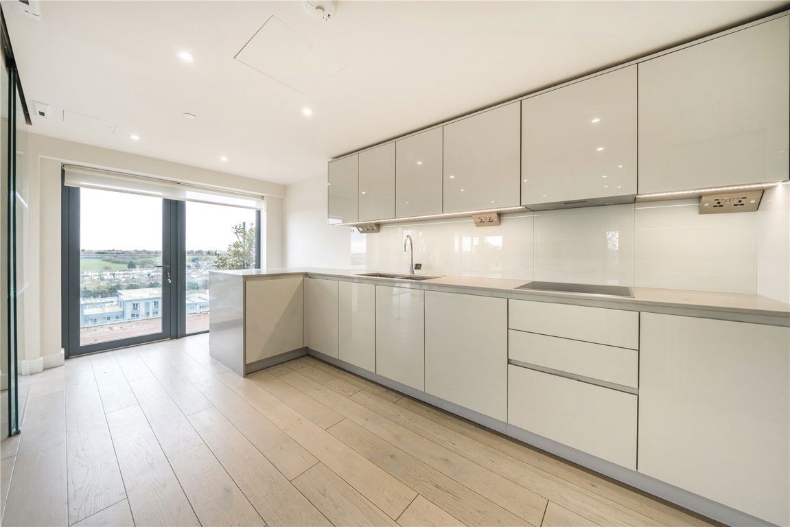 Flat Boulevard Drive in Greater London