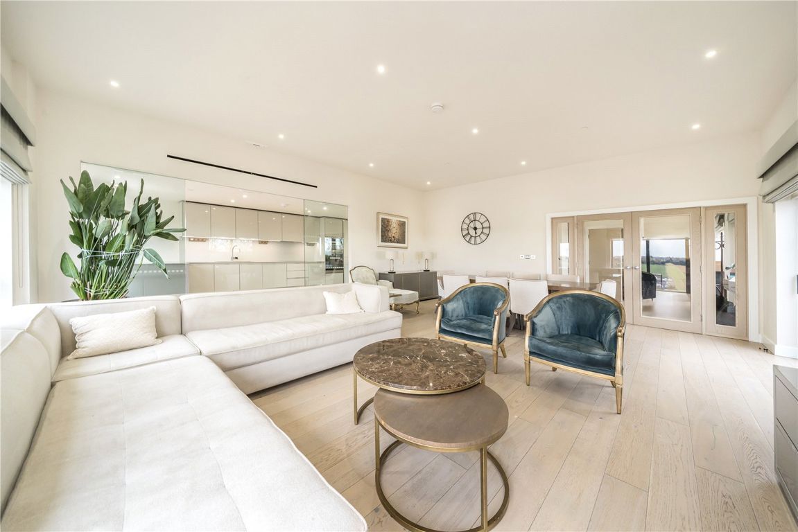 Flat Boulevard Drive in Greater London