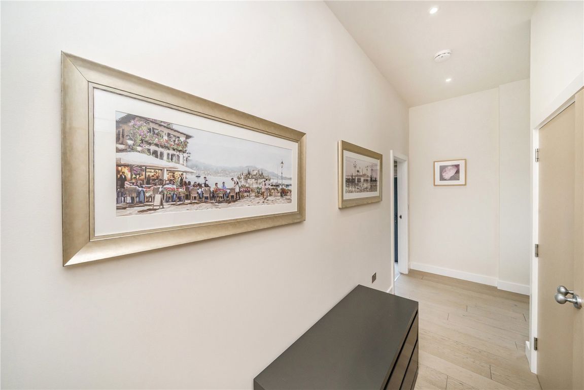 Flat Boulevard Drive in Greater London