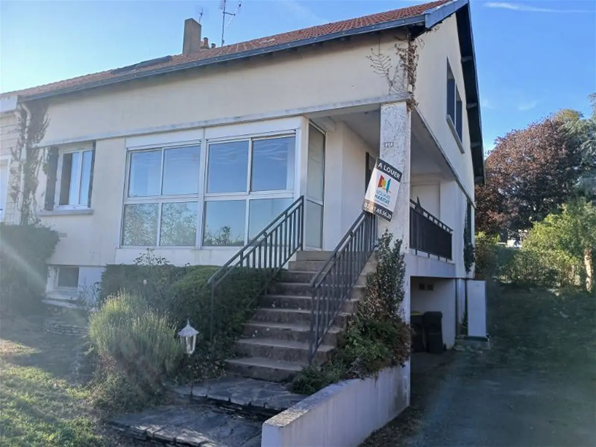 Maison Rue Pierre de Romans à Yzernay
