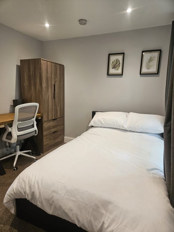 Room Blantyre Street in Salford