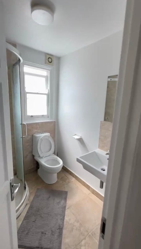 Room Senrab Street in Greater London