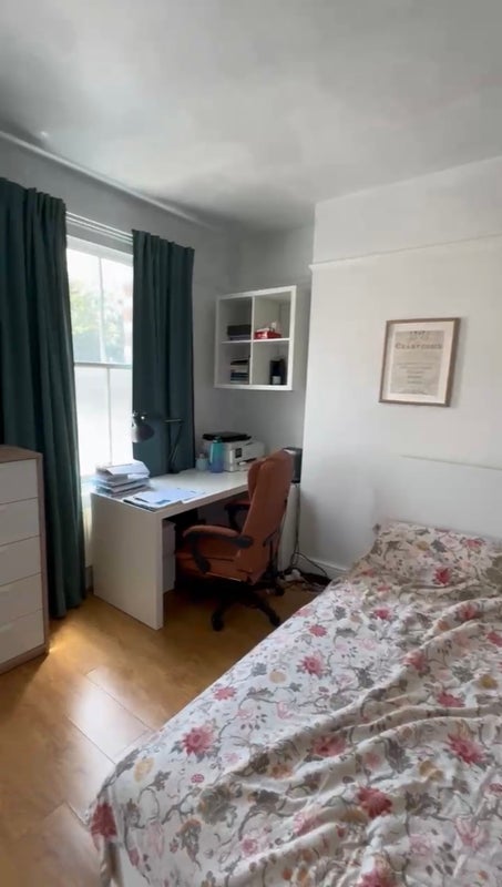 Room Senrab Street in Greater London