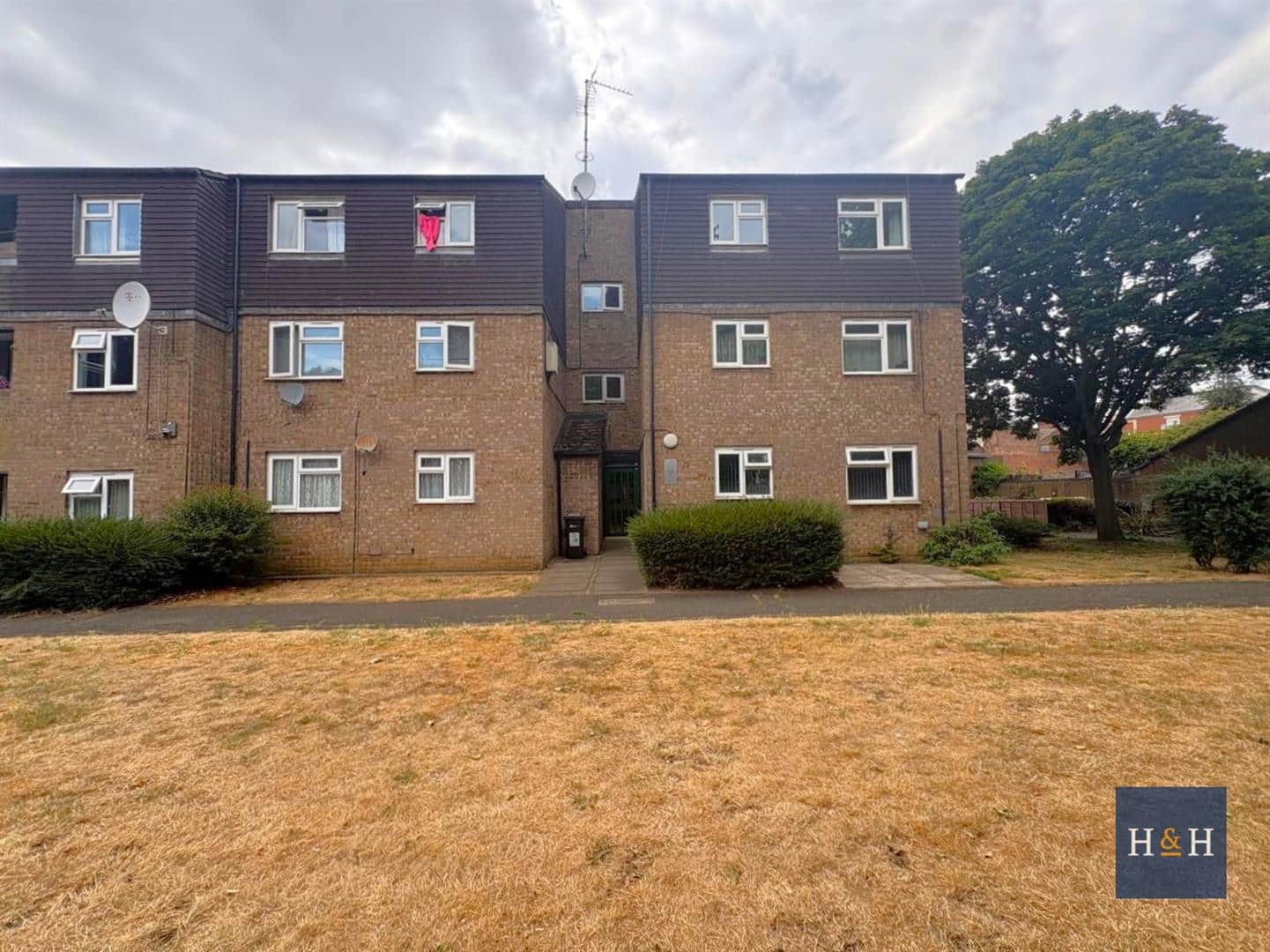 Flat The Mounts in Long Buckby