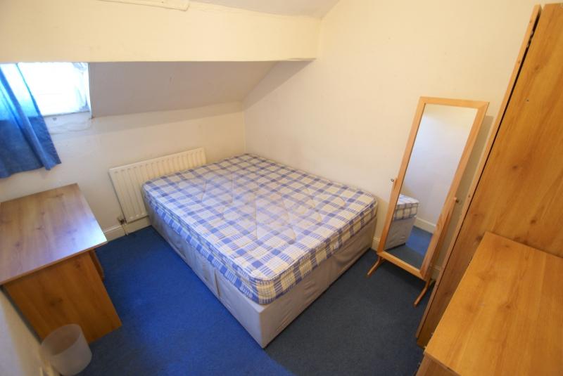 Flat Brudenell Road in Leeds