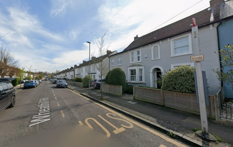 Flat Wheathill Road in Greater London