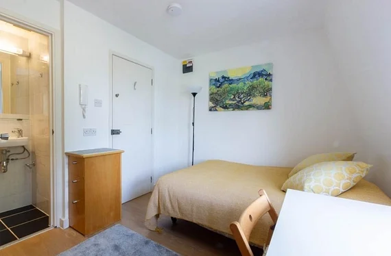 Flat Penywern Road in London
