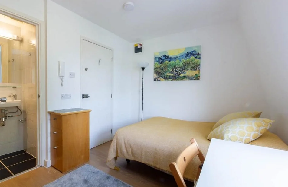 Flat Penywern Road in London