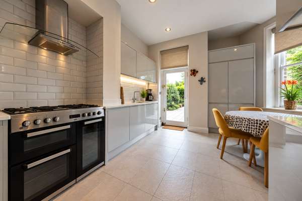 Flat Elgin Avenue in City of Westminster