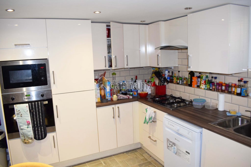 House Wetherby Grove in Leeds