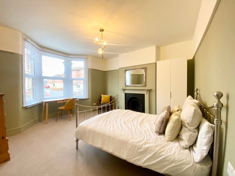 Room Grove Park Court in Bristol