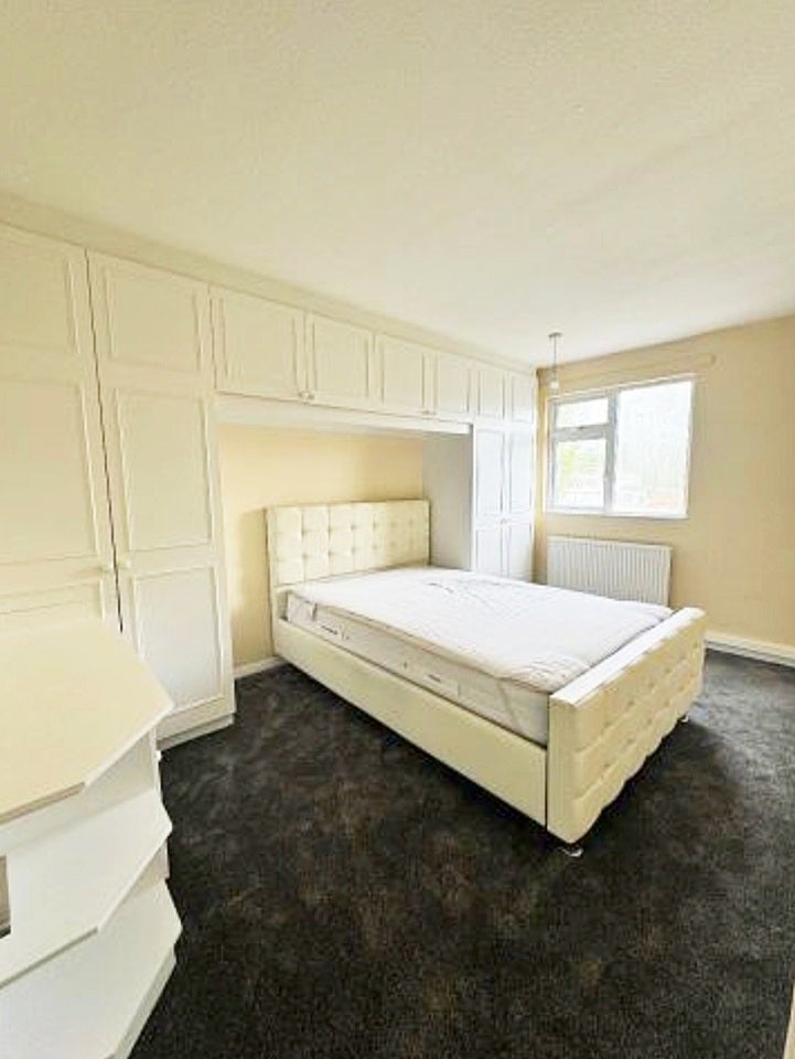 Room Verbena Close in South Ockendon