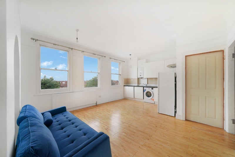 Flat Woodstock Road in Greater London