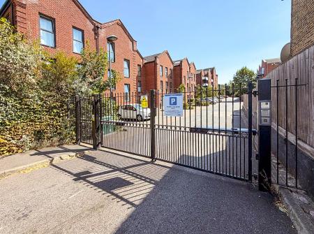 Flat Otter Way in Greater London