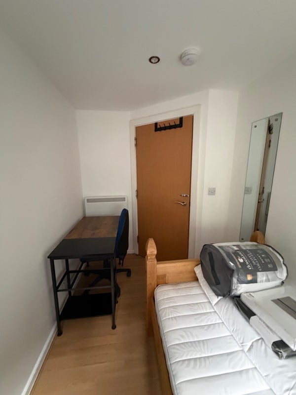 Room Elmira Way in Salford