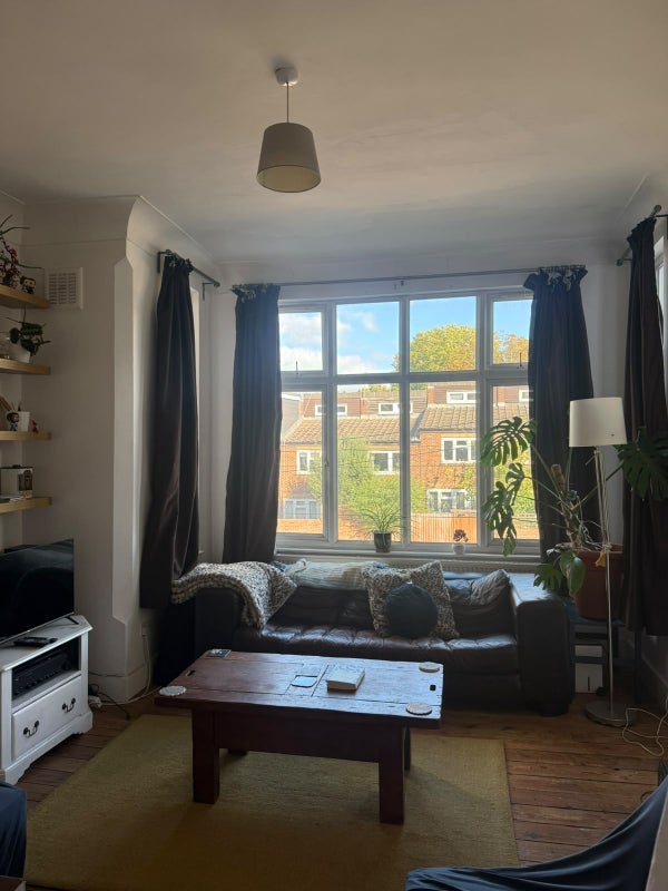 Flat Thornton Avenue in Greater London
