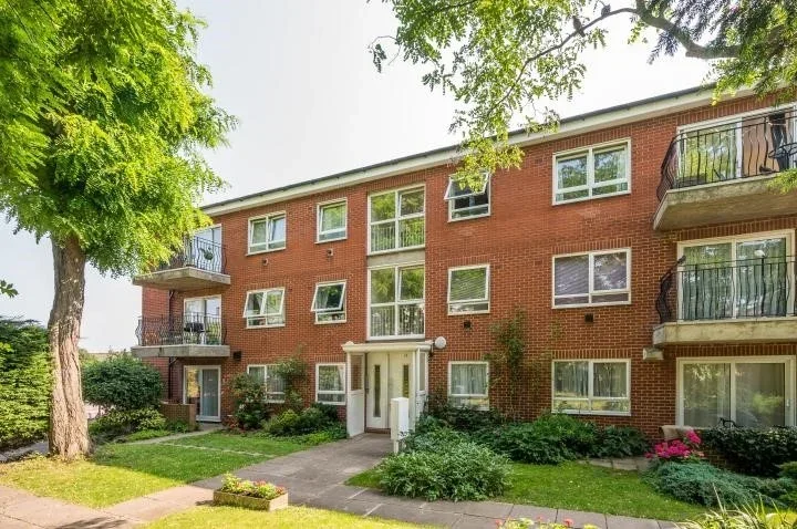 Flat Claverdale Road in Greater London