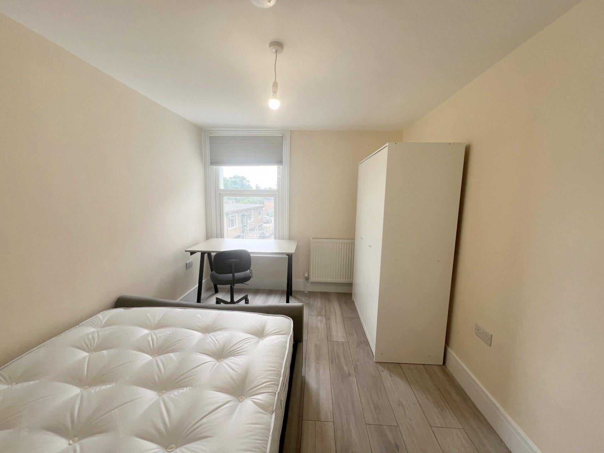 Room Thornton Road in Welwyn Hatfield