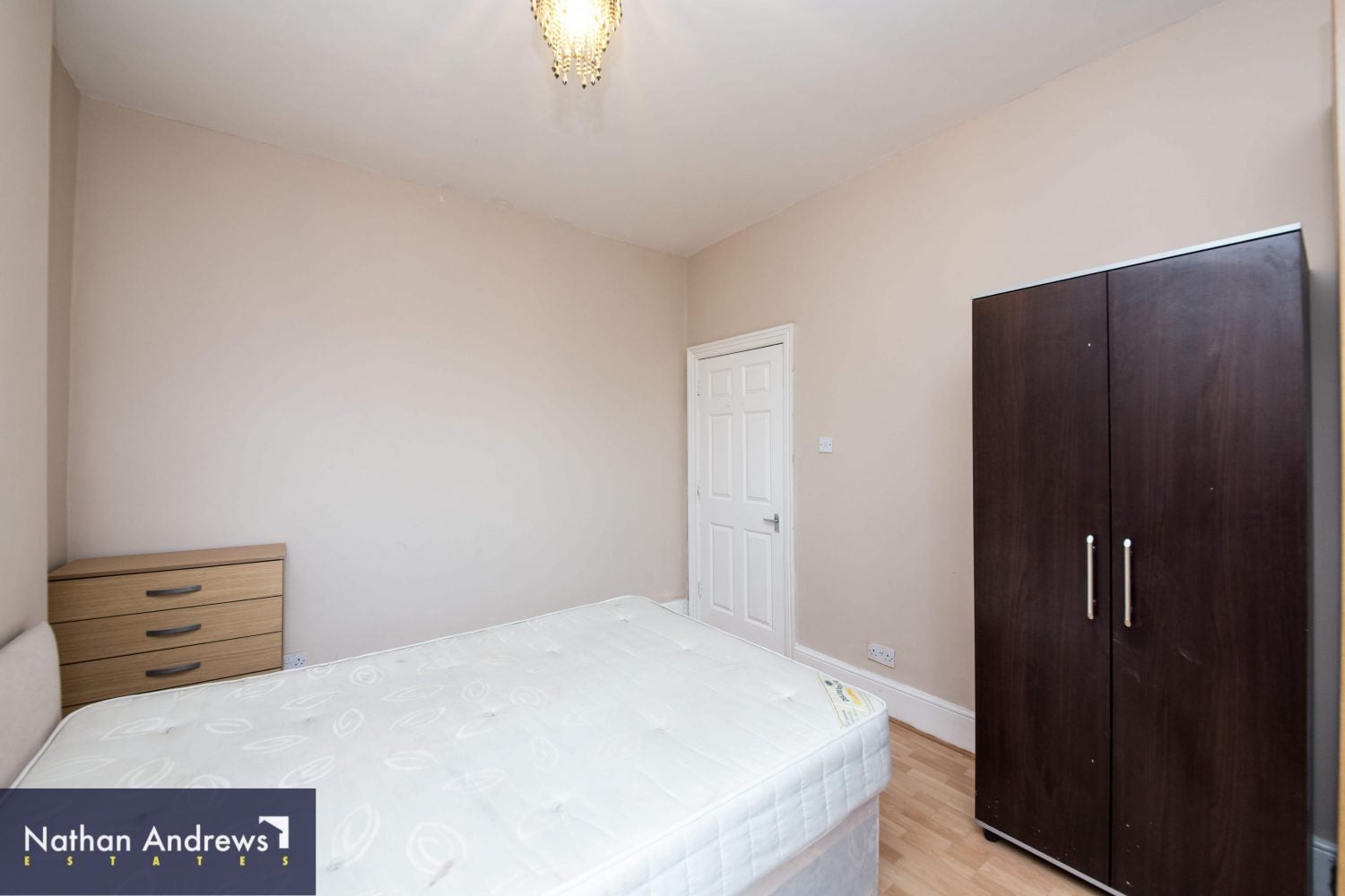 Flat Chiswick High Road in Greater London