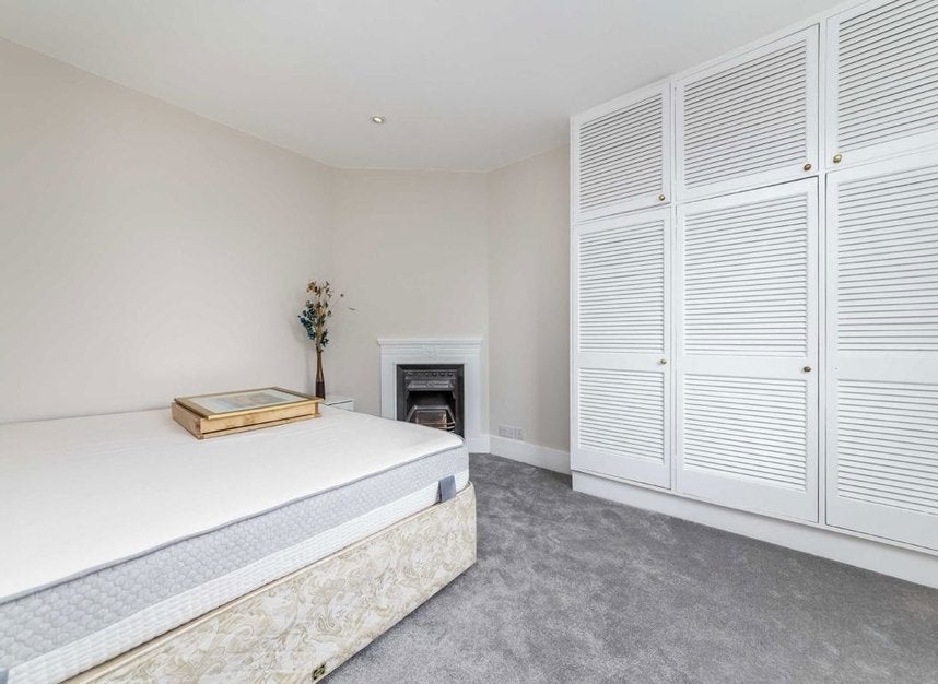Flat Queen's Club Gardens in Greater London