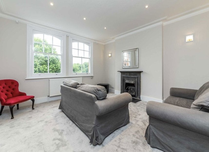 Flat Queen's Club Gardens in Greater London