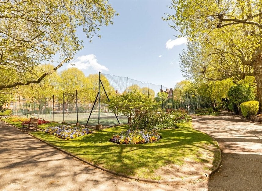 Flat Queen's Club Gardens in Greater London