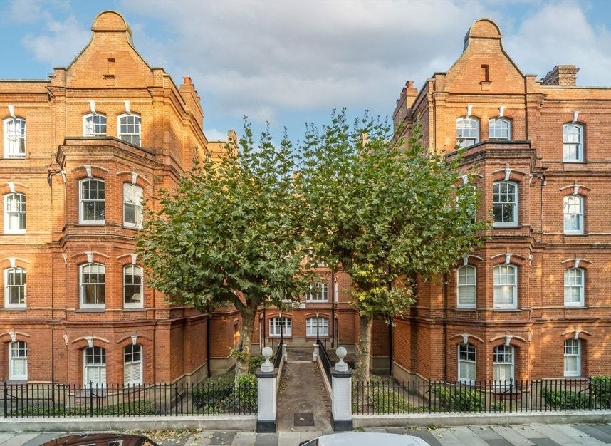 Flat Queen's Club Gardens in Greater London