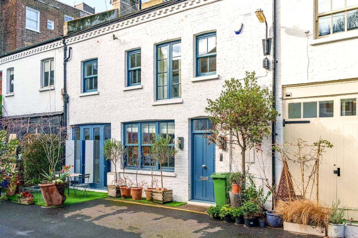 Flat Codrington Mews in Greater London