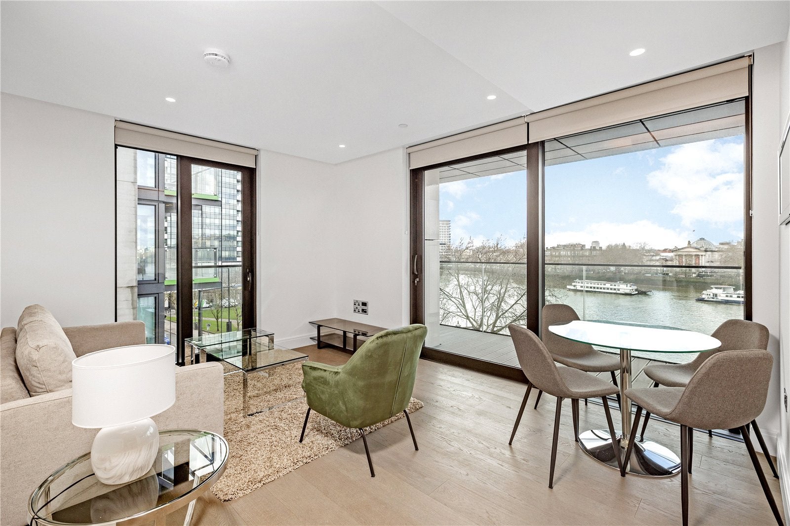 Flat Albert Embankment in Greater London