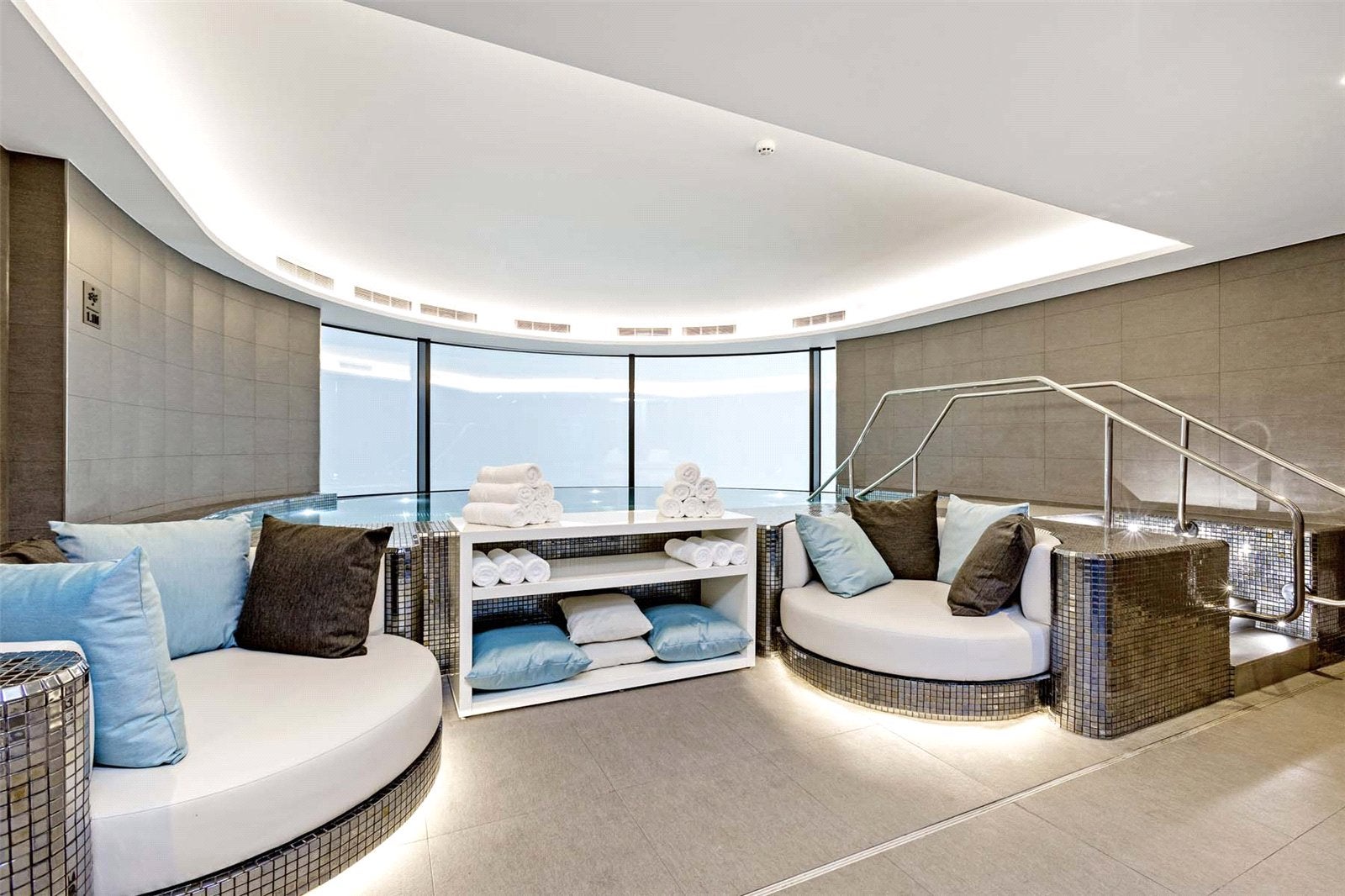 Flat Albert Embankment in Greater London