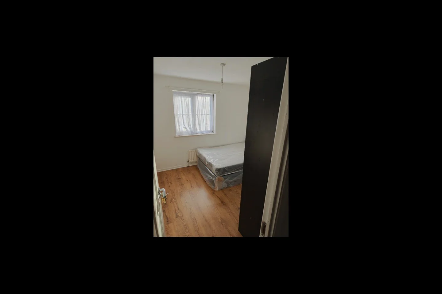 Room Estuary Close in Greater London