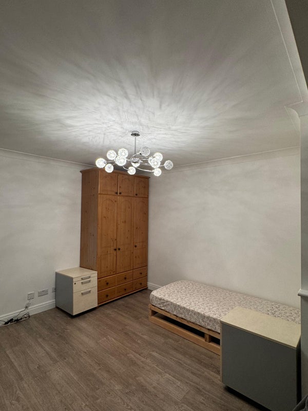 Room Jesmond Way in Greater London
