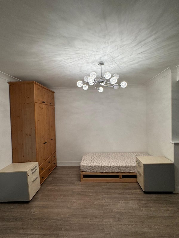 Room Jesmond Way in Greater London