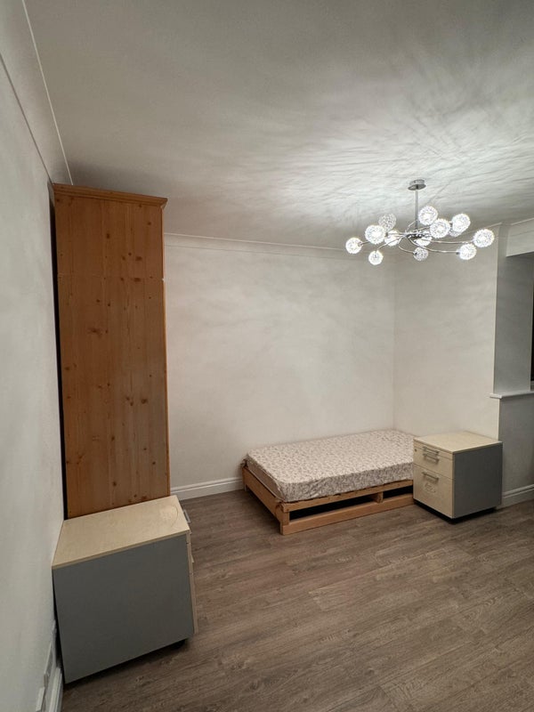 Room Jesmond Way in Greater London