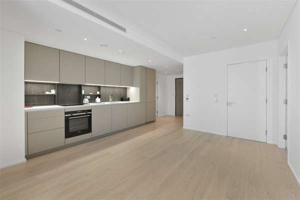 Flat Battersea High Street in Greater London