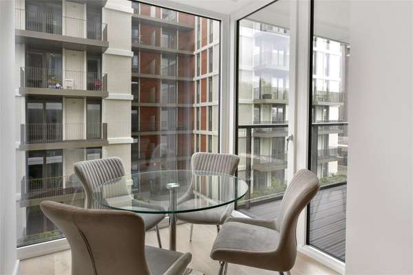 Flat Battersea High Street in Greater London