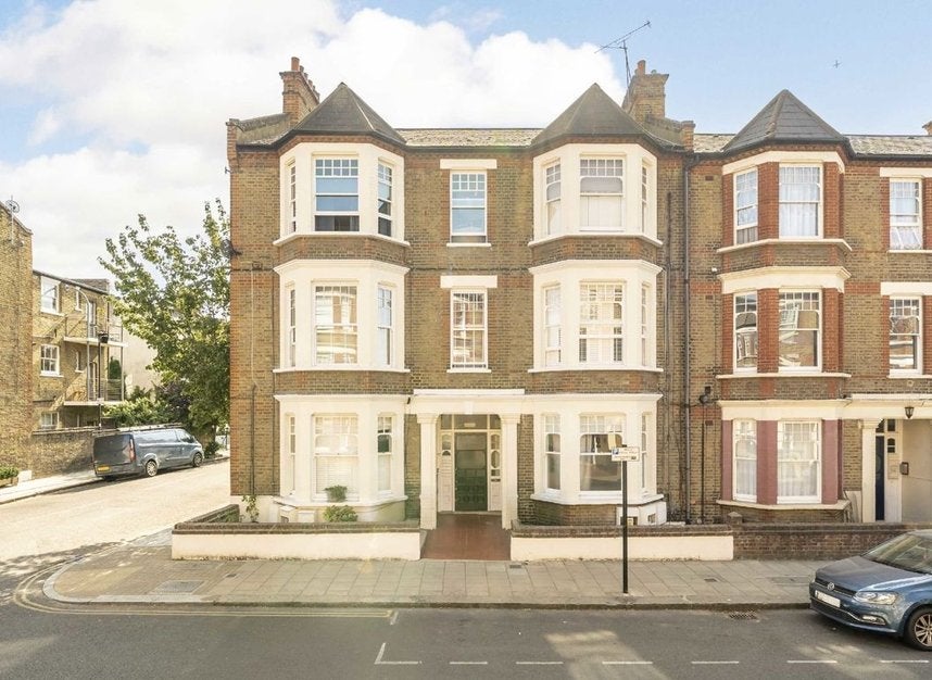 Flat Edgeley Road in Greater London