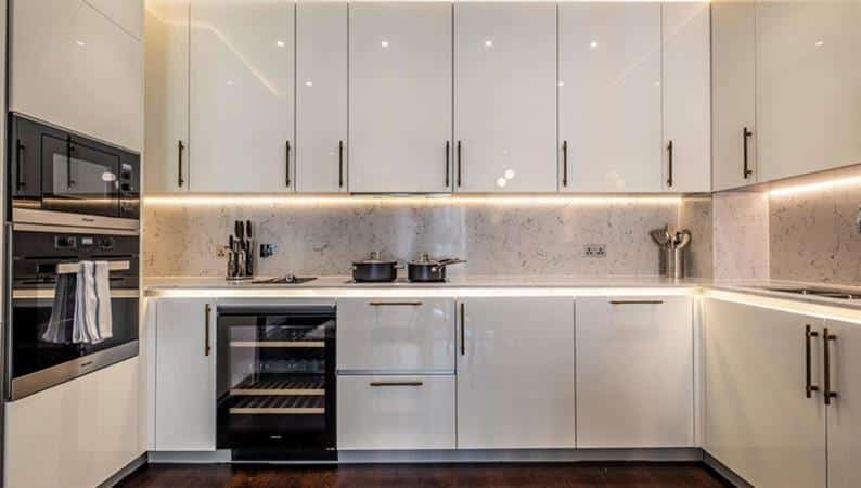 Flat Ponton Road in Greater London