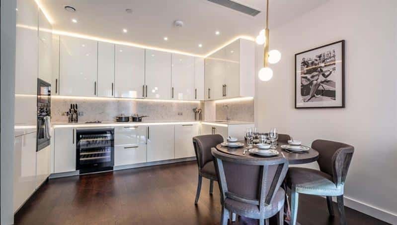 Flat Ponton Road in Greater London