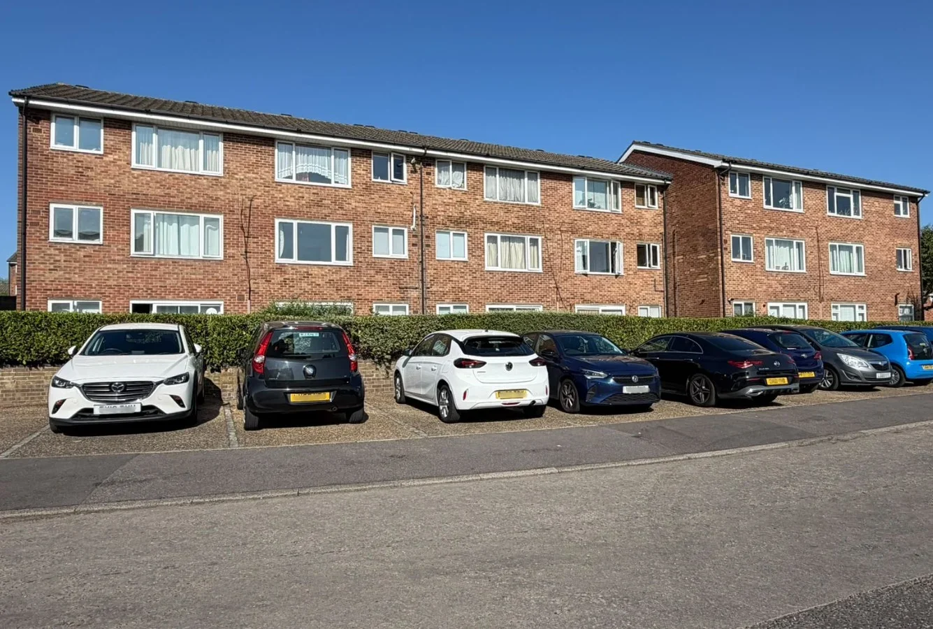 Flat Coleridge Way in Greater London
