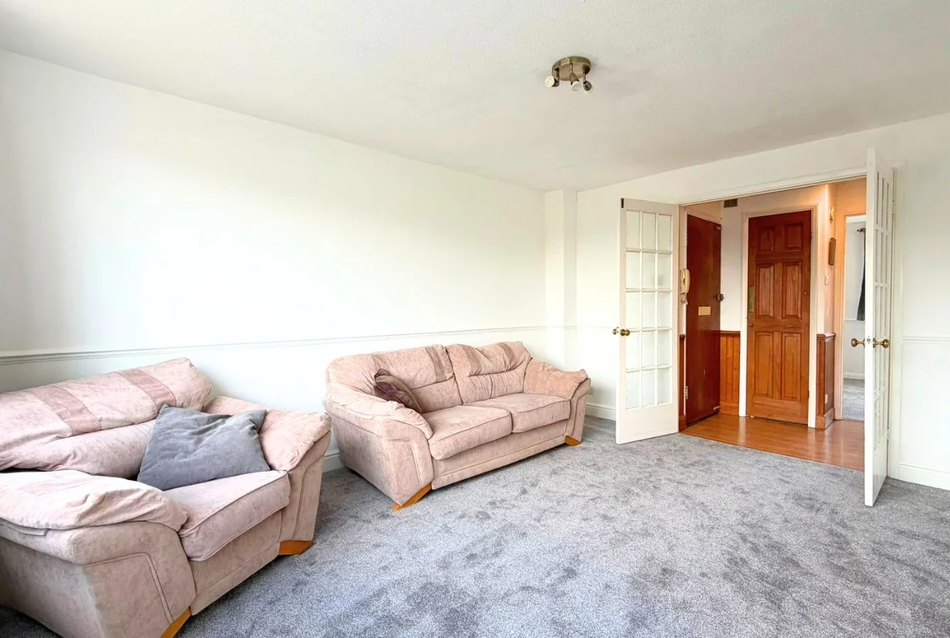 Flat Coleridge Way in Greater London