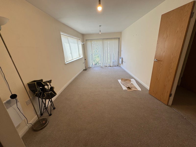 Flat Manbrough Avenue in Greater London