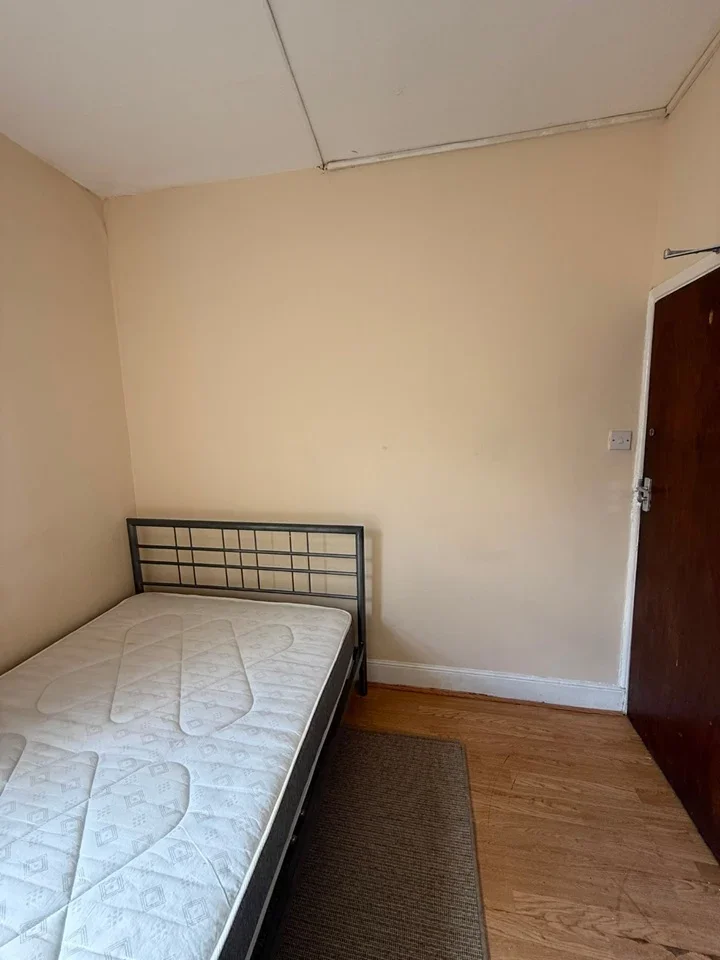 Room Marler Road in Greater London
