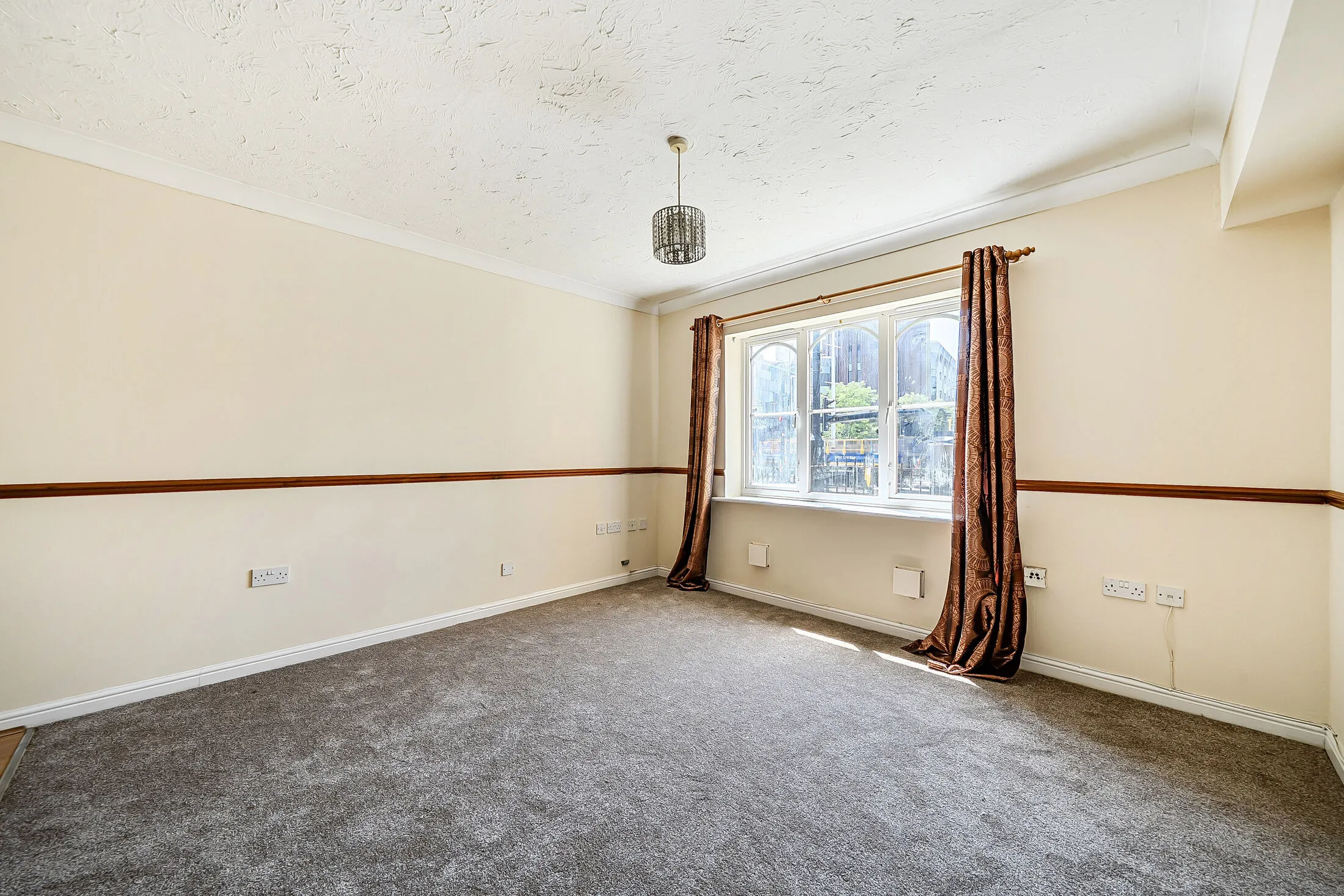 Flat Victoria Way in Woking