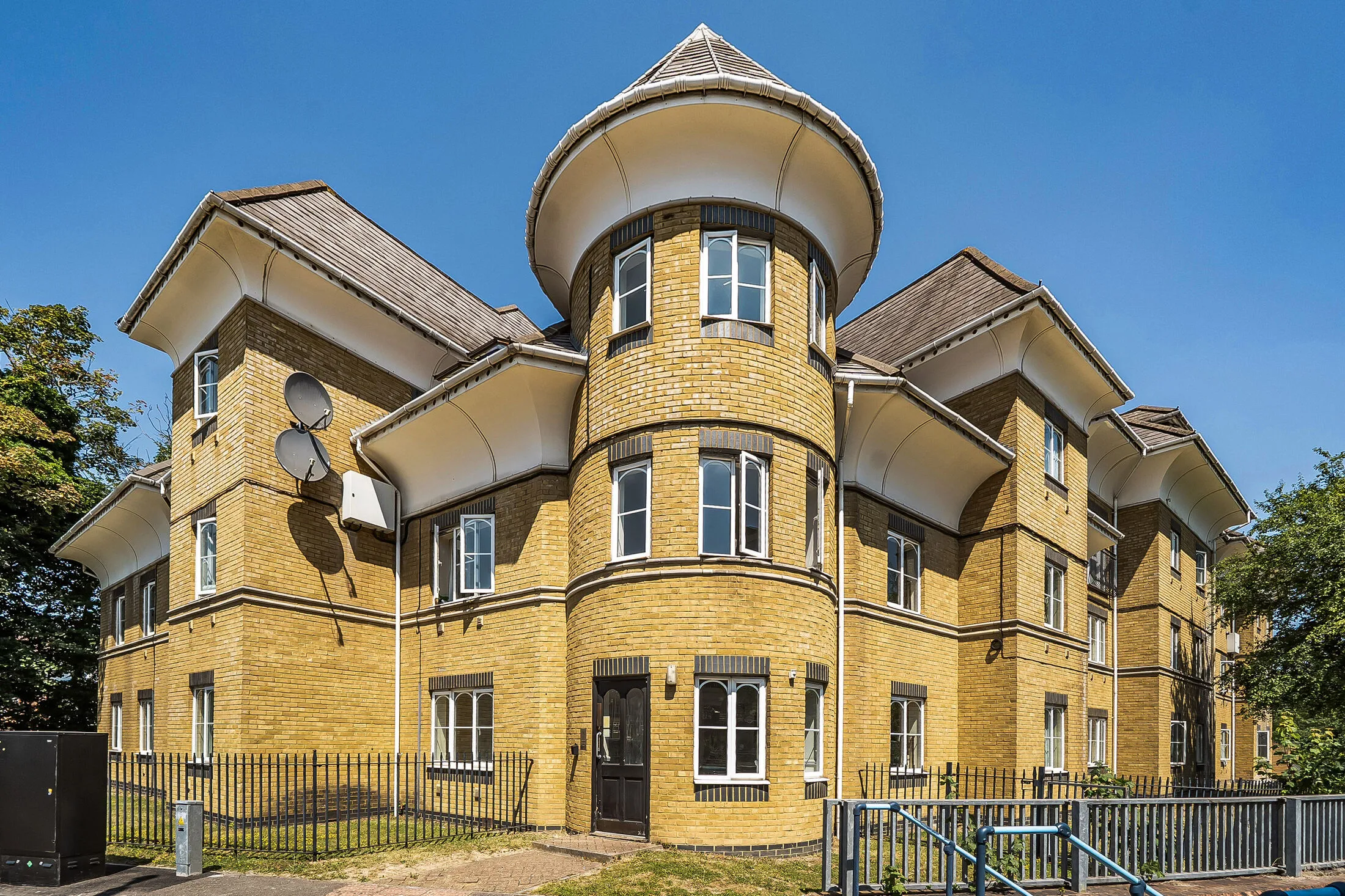 Flat Victoria Way in Woking