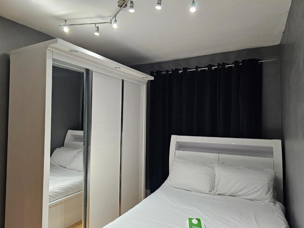 Room Rideout Street in Greater London